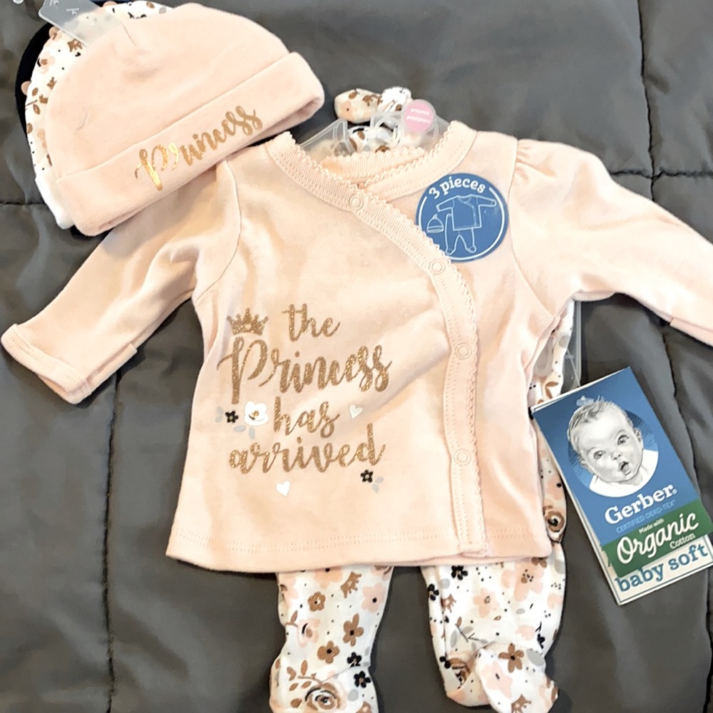 Premie 3 piece outfit and 3 newborn size hats